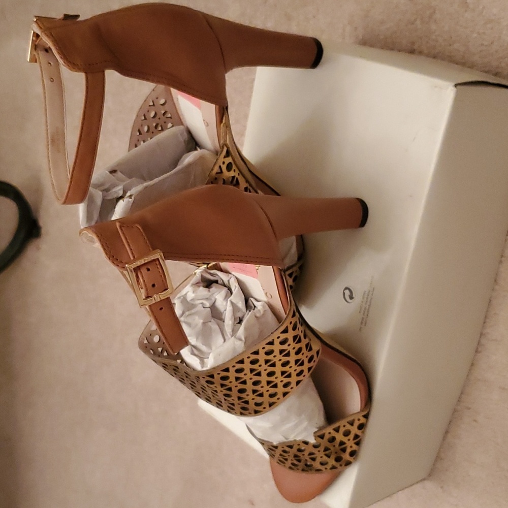 BRAND NEW VINCE CAMUTO GOLD/TAN HEELS - Picture 4 of 8